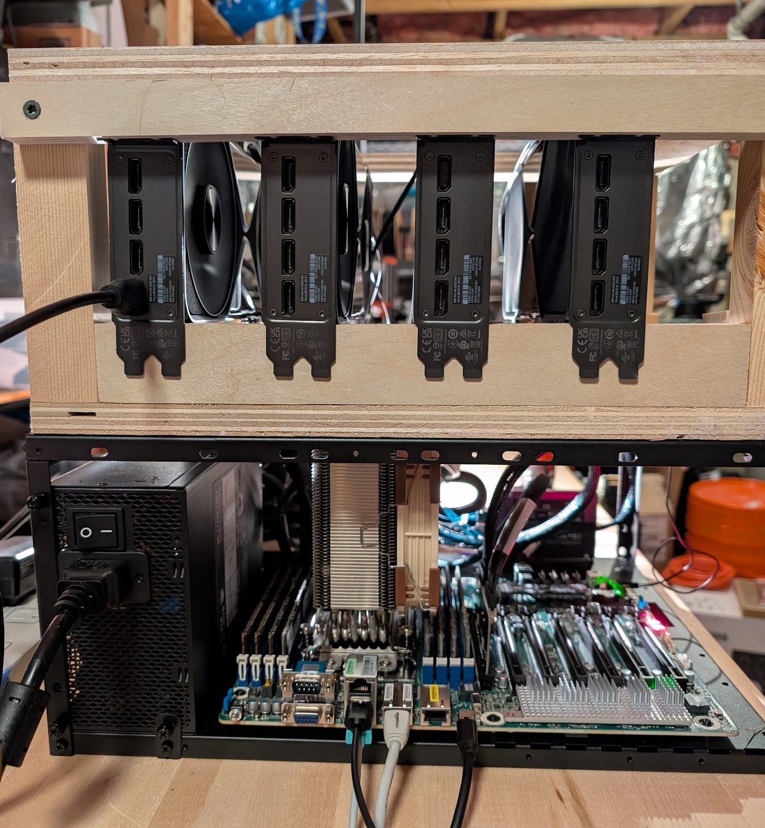 服务器实物照，4 张 RTX PRO 6000 通过 PCIe Switch 连接，安装在木质机架上