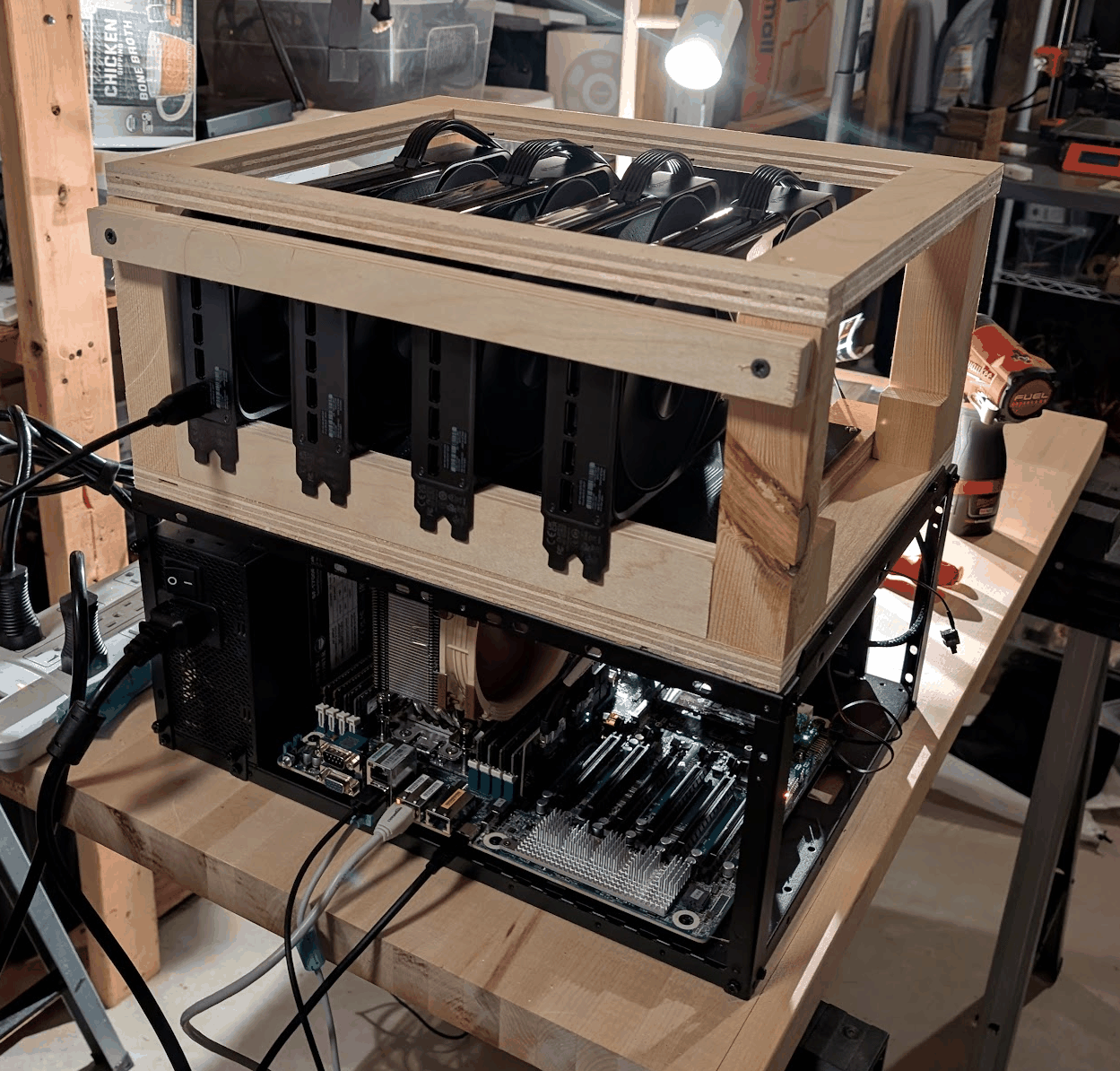PCIe Switch 和 GPU 安装在自制木质机架中