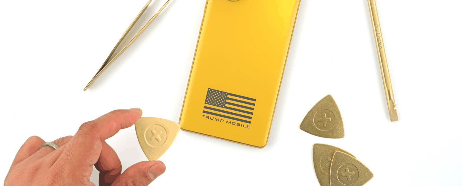 HTC U24 Pro（左）与 Trump Mobile T1（右）内部对比