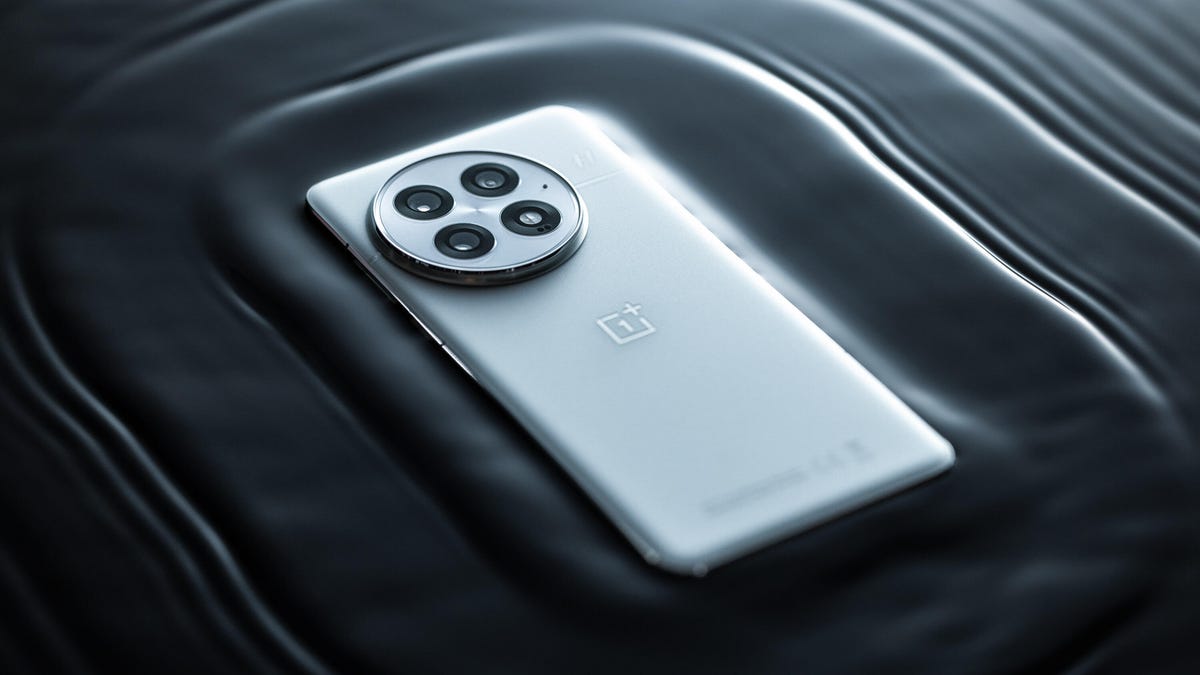OnePlus 13 手机图 | 来源: CNET/Andrew Lanxon