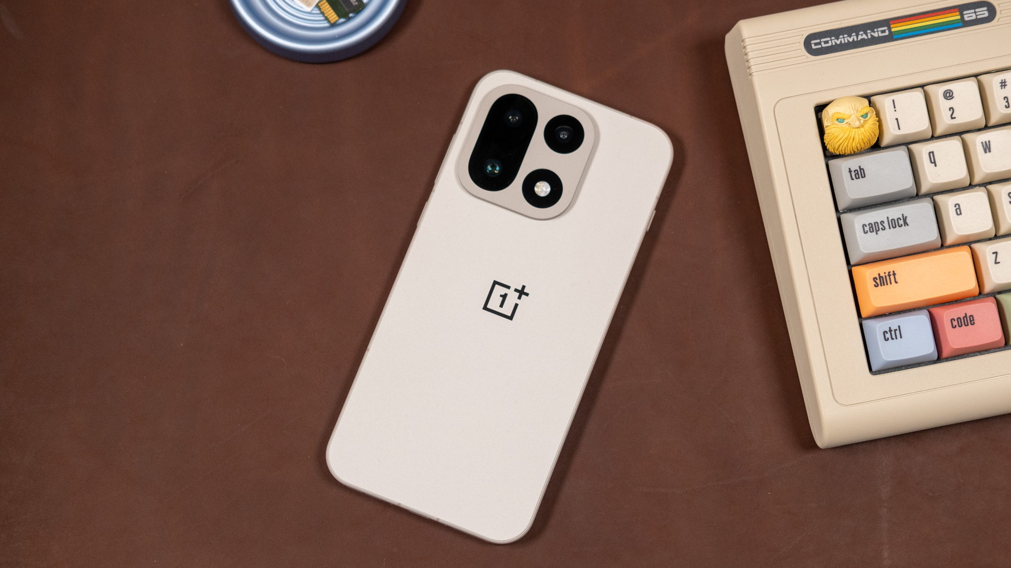 OnePlus 15 产品图 | 来源: Ars Technica/Ryan Whitwam