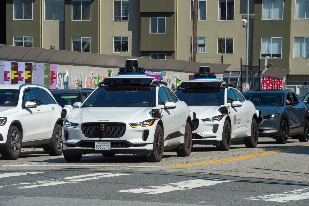 Waymo 自动驾驶出租车队被困在旧金山街道上