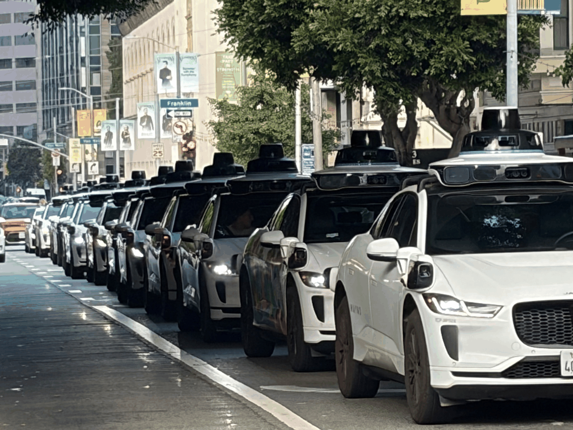 Waymo 车队在 Presidio 烟花秀后瘫痪在道路上