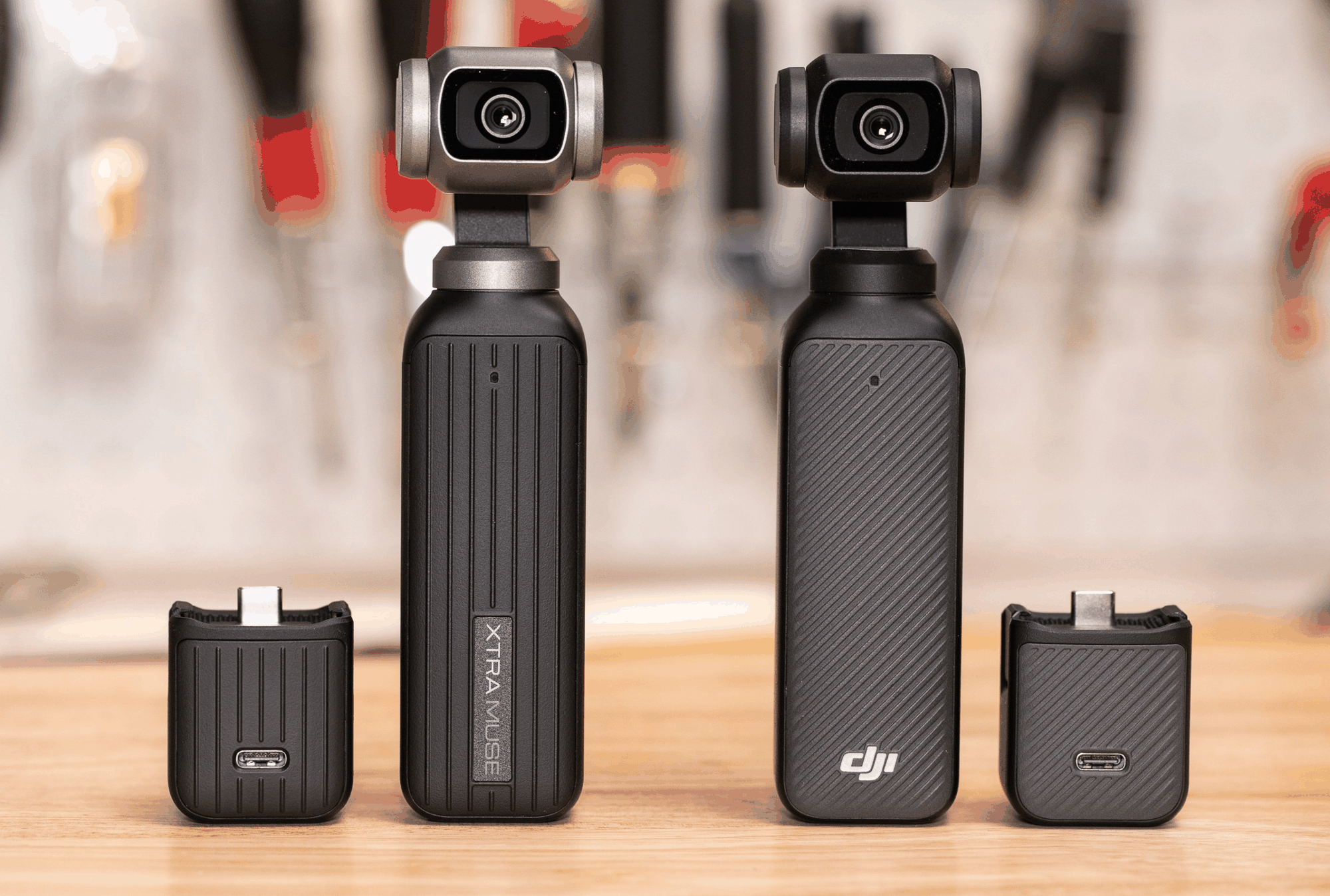 The Verge 编辑拍摄的对比图：Xtra Muse（左）与 DJI Osmo Pocket 3（右）——内部结构完全一致