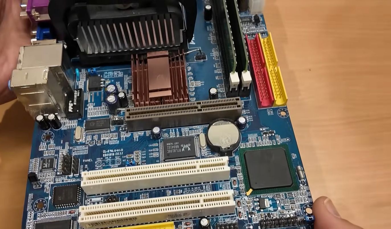 山寨 Asrock P4i45GV 主板正面特写