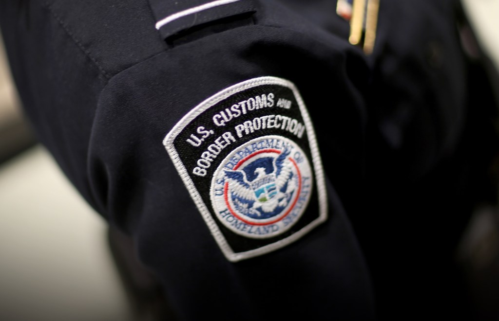 美国 CBP 官员在机场执勤