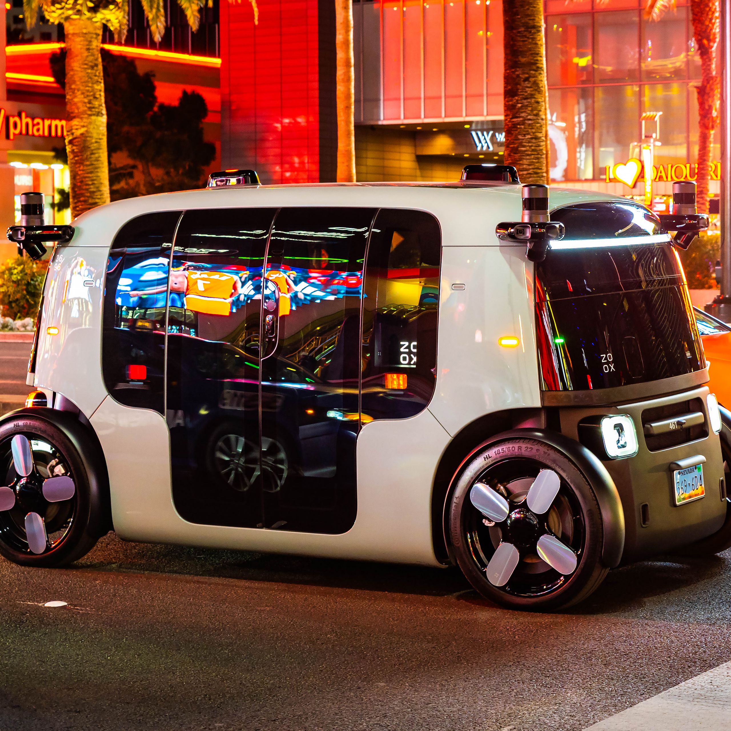 Zoox 无方向盘 robotaxi 路测照片