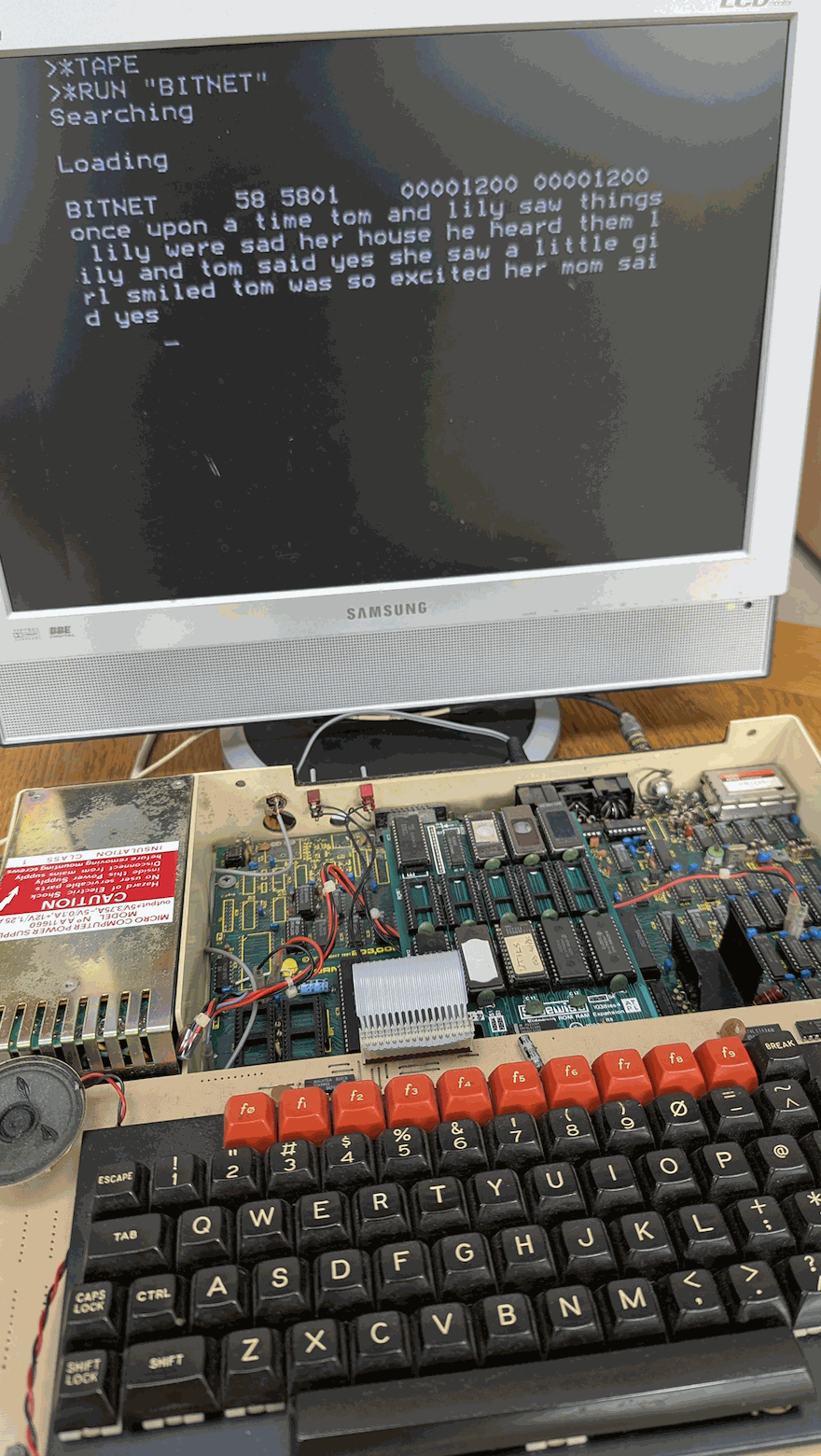 BBC Micro 运行 BitNet 模型输出文本的实物照片