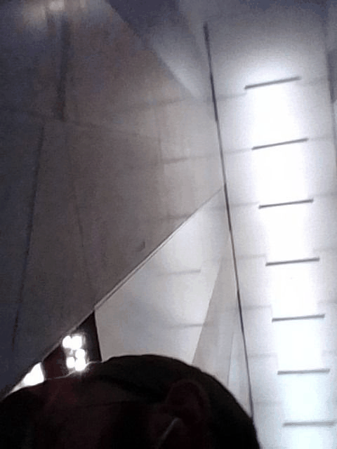 黑客通过手表摄像头偷拍记者进入电梯的画面