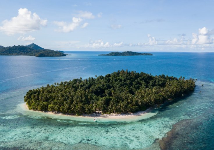 Aerial photograph of Oan Island resort